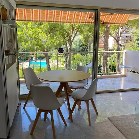 Cosy In Juan-les-pins Apartamento *